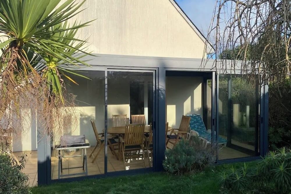 Pleherel-Plage-Vieux-Bourg Cabin | Detached house on fenced plot in Pleherel -plage