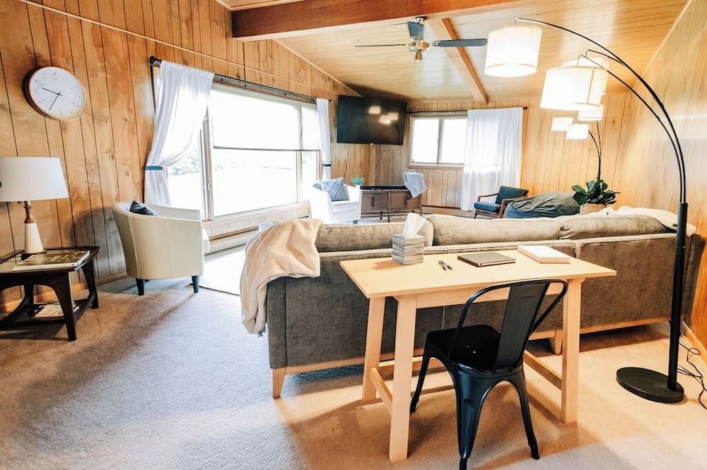 Galeton House | Canyon Creek Lodge | Riverfront, Pool + Grill