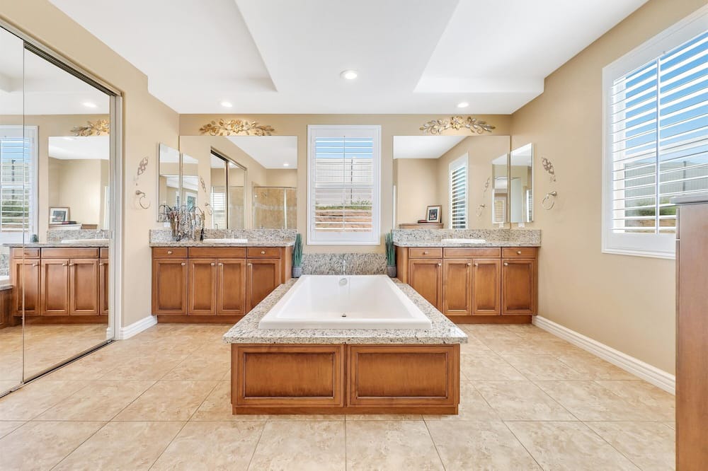 Woodcrest House | 5 bed rooms 3.5 bathroomnPool tablenHome theaternFire place indoor /outdoor