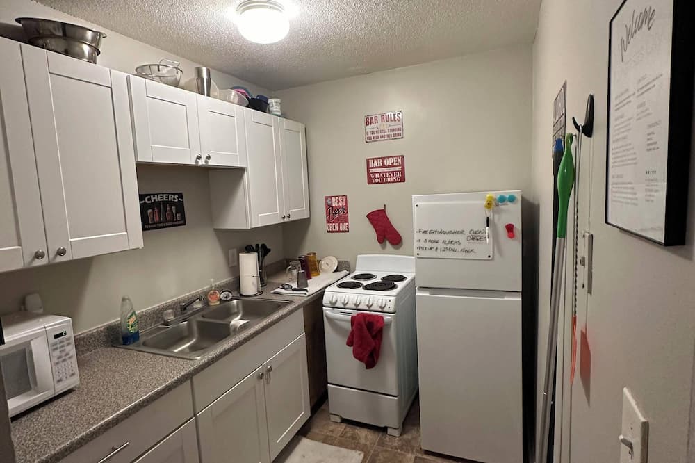 Riverview Apartment | Charming One Bedroom KCK Apartment - Cold AC - WiFi - Clean & Affordable!