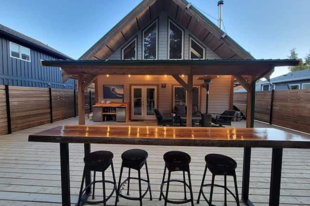 Tofino Cabin | Beautiful Tofino Cabin with Hot Tub 5 minutes from Chesterman & Mackenzie Beach!