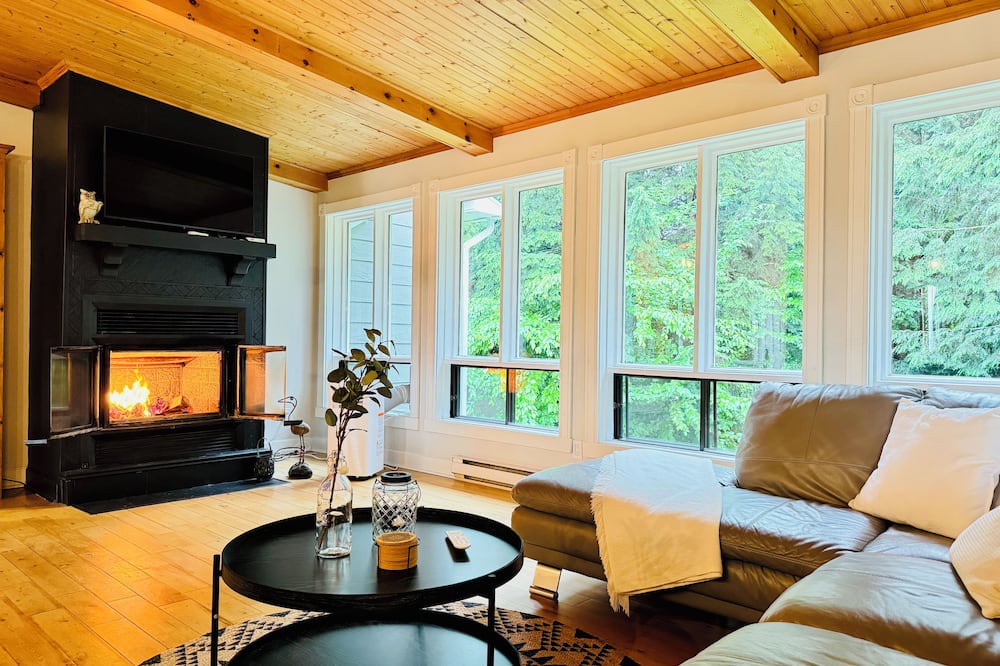 Potton Ski Chalet | The OokPik, Spa, Lake, Firepit