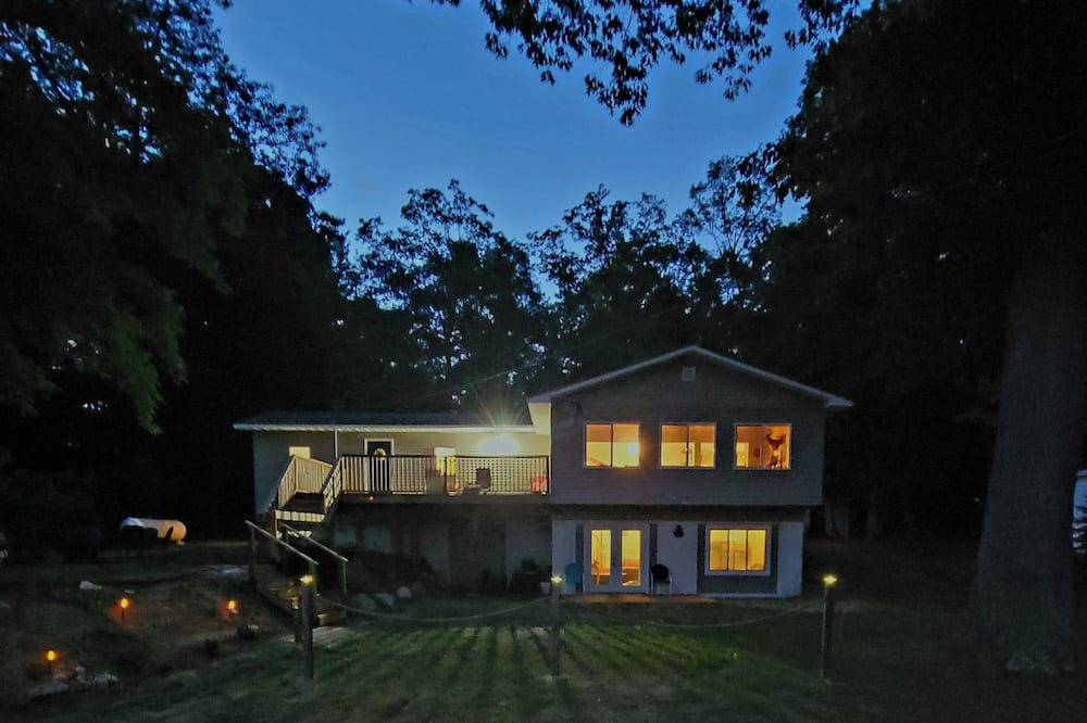 Fountain Cottage | Pet friendly Lakefront Cottage/Cabin between Ludington/Baldwin/Manistee