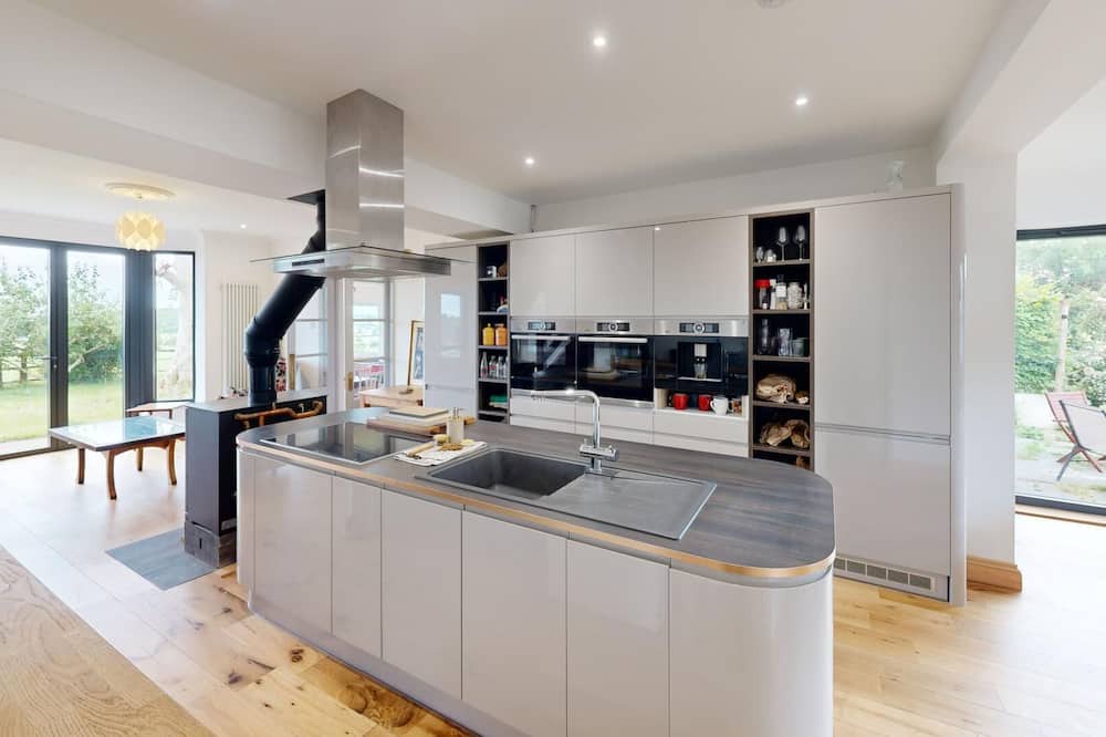 Charlton Marshall House | Large Family Home 23 min to Beach and New Forest