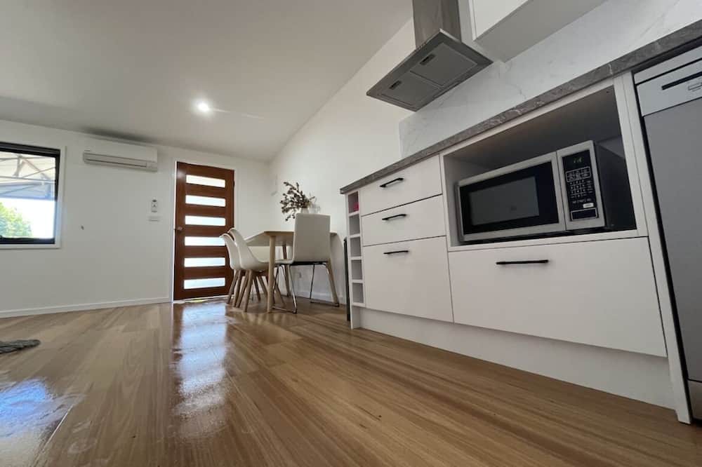 Florey House | New and cozy entire 3 bedroom guesthouse free parking