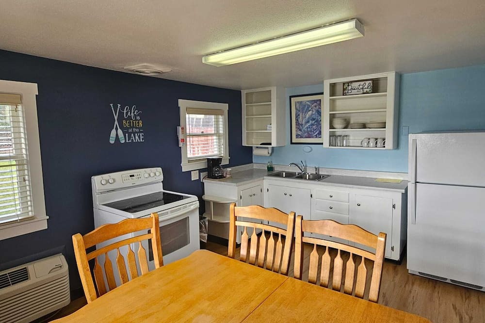 Lakeport Cabin | Cabin with 1 Queen bed & 2 Doubles /Kitchen