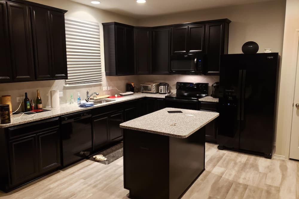 Forney House | Dallas Cowboy fans easy access to AT&T Stadium and DT Dallas
