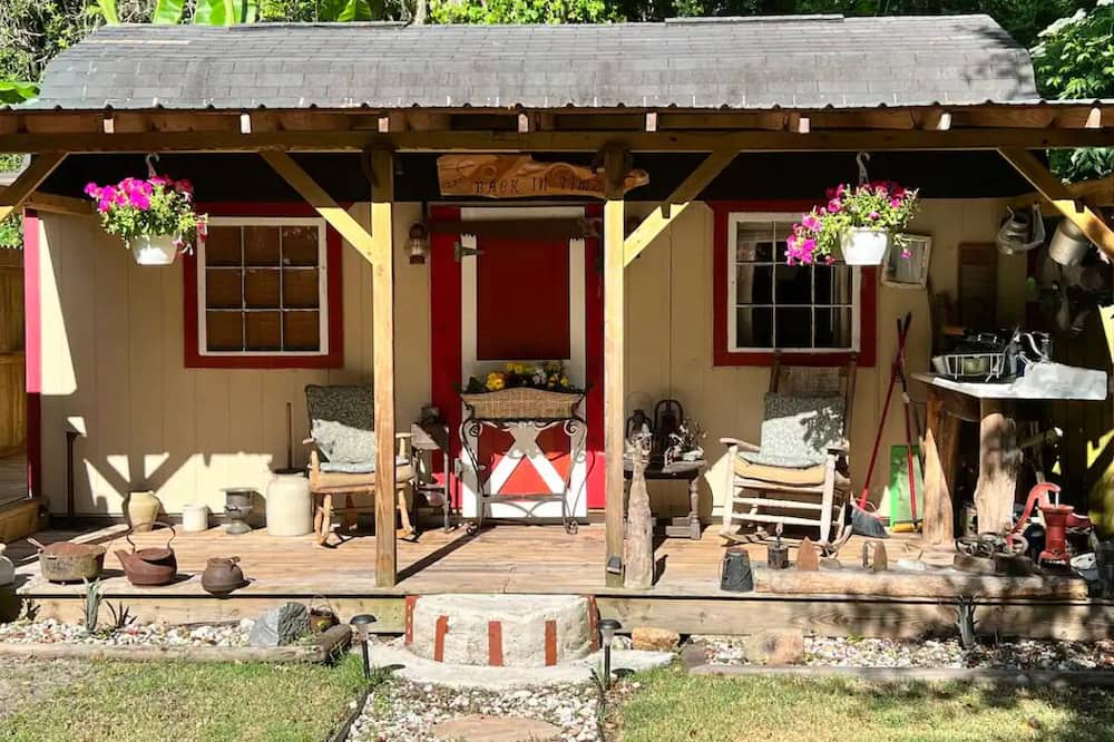 Yulee Cabin | Cozy 200 ft tiny house with WiFi, AC, located in nature and close to so much.
