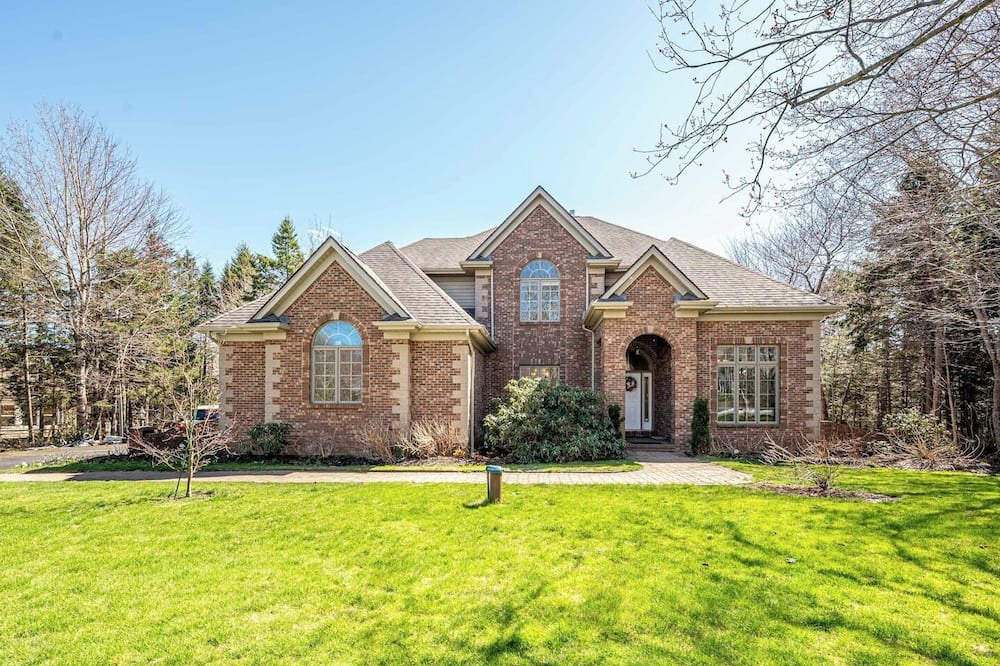 Hammonds Plains House | Elegant Lakehouse on Golf Course