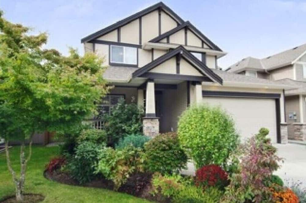 Yorkson House | Large Modern King Suite w/ free Street Parking