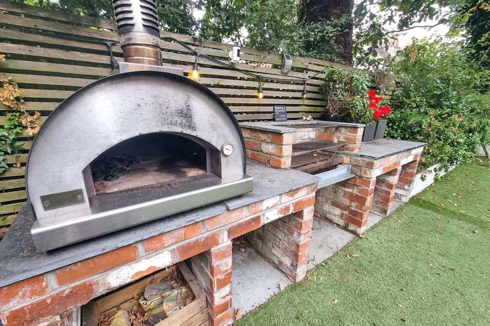 Didsbury House | Hot Tub, Free Parking Large Edwardian Home