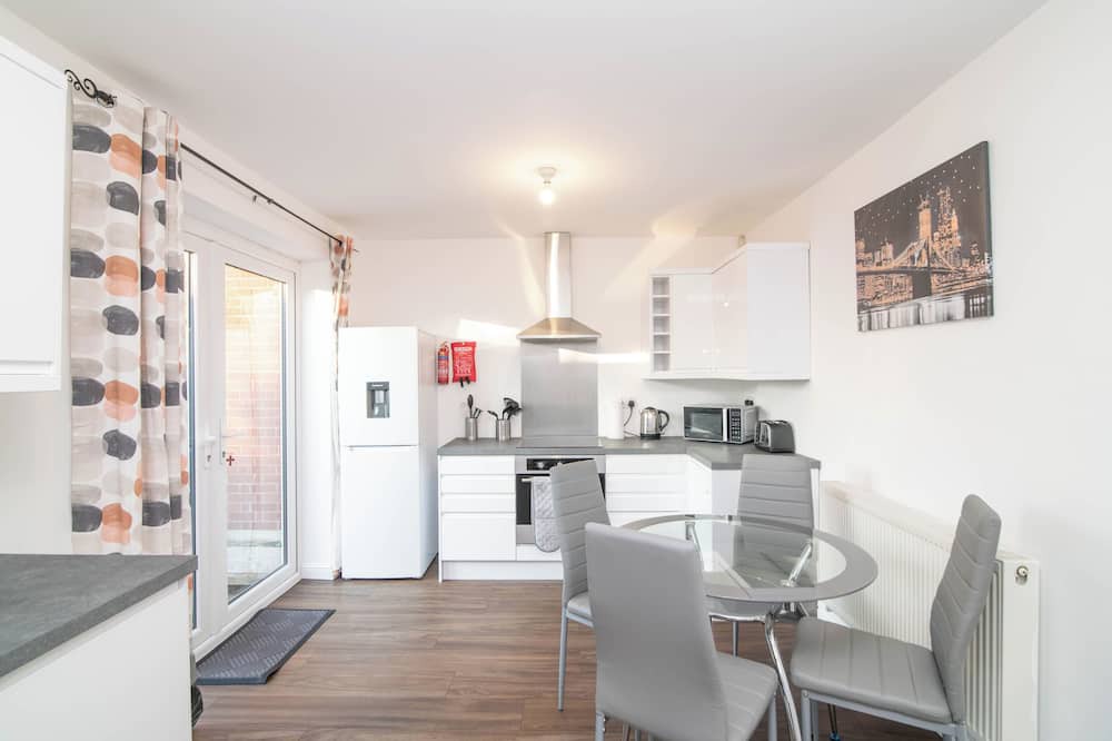 Brierley Hill House | Spacious Two-Bedroom House with garden and parking