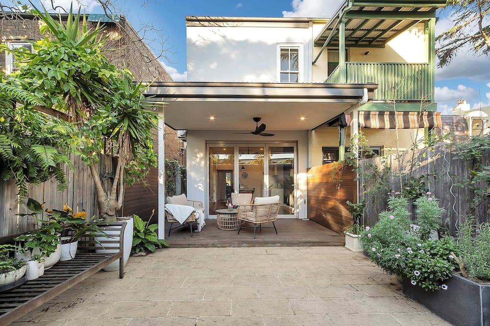 Redfern House | Prime Location Retreat with Private Garage Parking