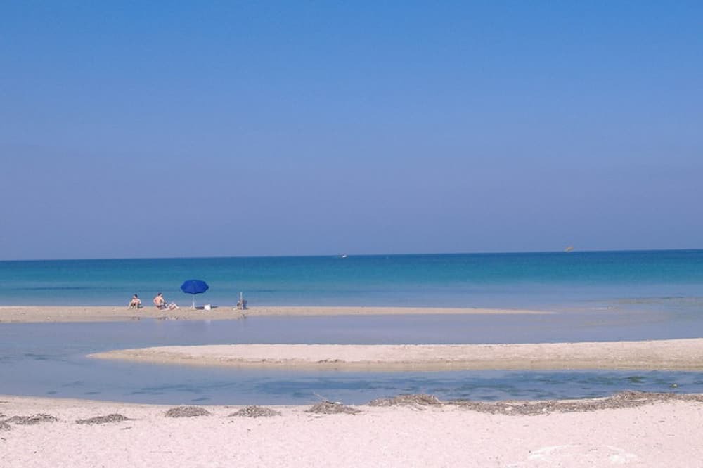 Torre Chianca Apartment | Apartment For 2 - 4 People Just 100m From the Sandy Sea