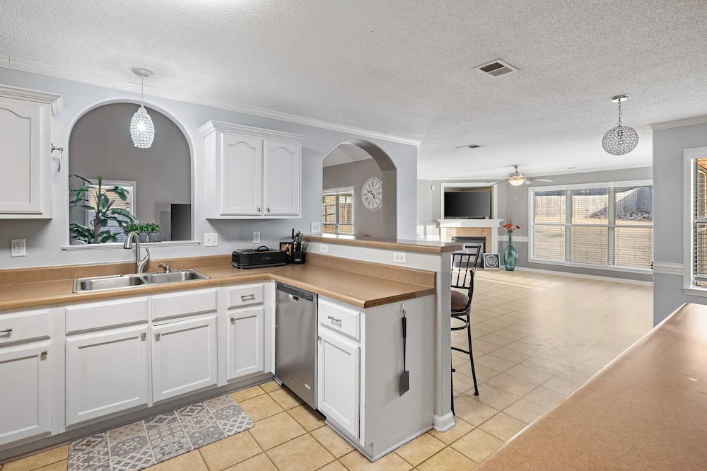 Olive Branch House | Spacious family friendly 4-bedroom house in Wonderful Olive Branch with AC, WiFi