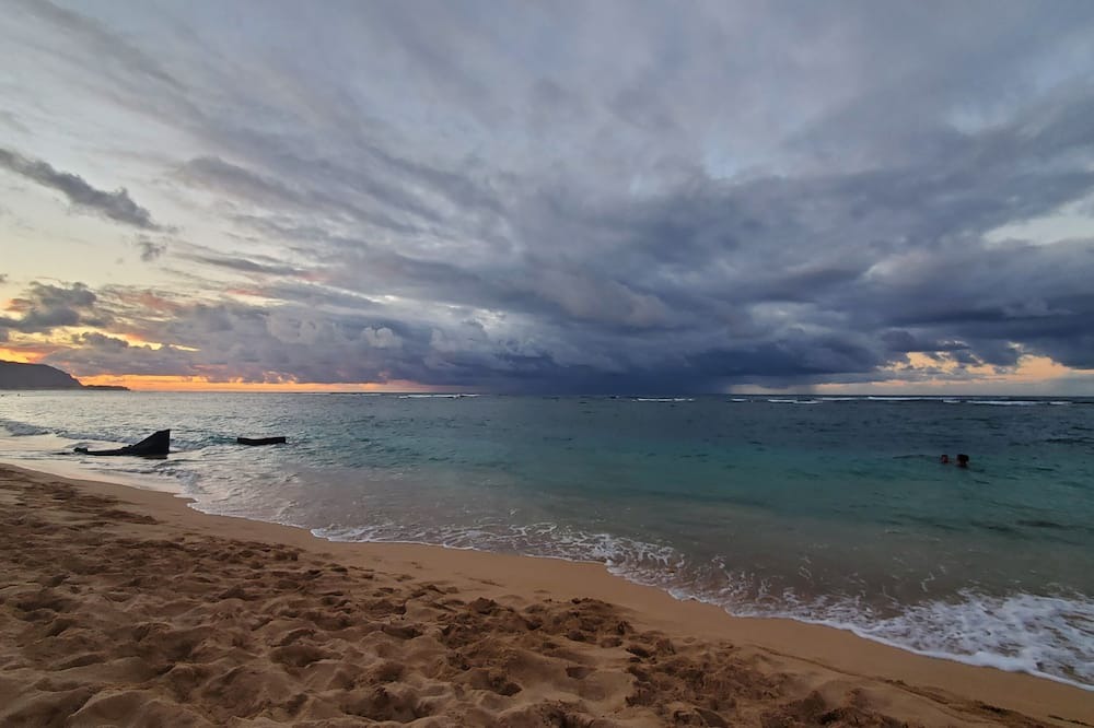 Mokuleia Apartment | North Shore Ocean and Mountain Views Steps to Aweoweo Beach Park Pet friendly