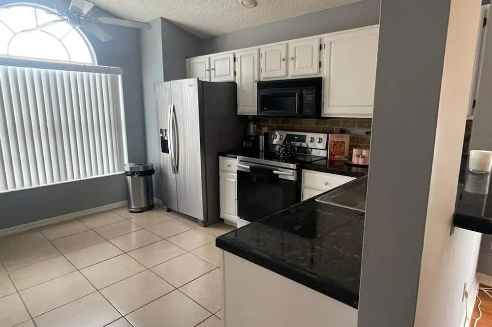 Esprit House | Spacious 4-bedroom house in delightful Davenport with WiFi, AC And Near Disney