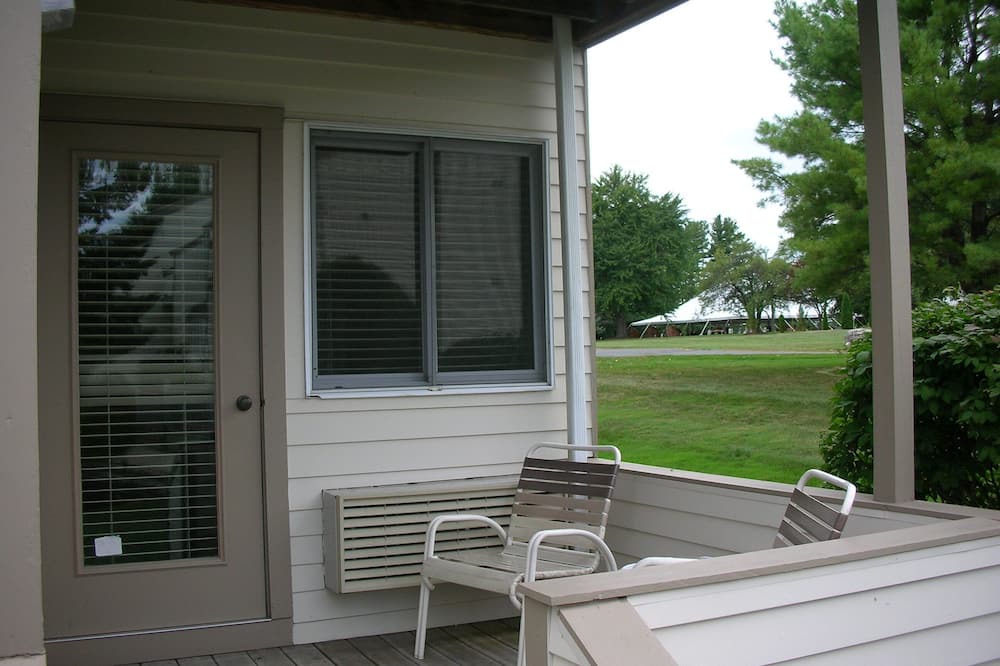 Lenox Apartment | Ponds at Foxhollow in the Berkshires, Timeshare Sleeps 4 / Full Kitchen and Bath