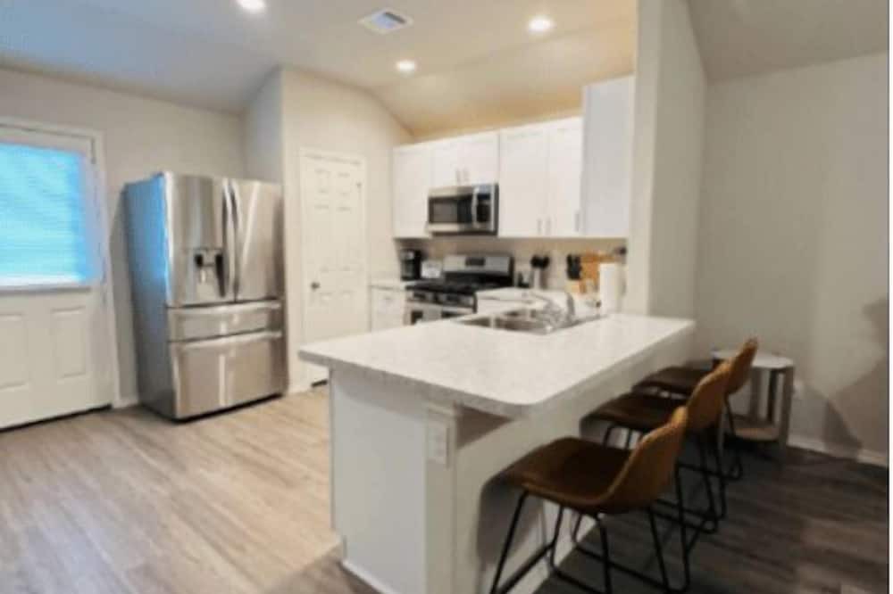 Texas City House | Cozy 3 bedroom house with 6 beds, parking, Wi-Fi, pet friendly