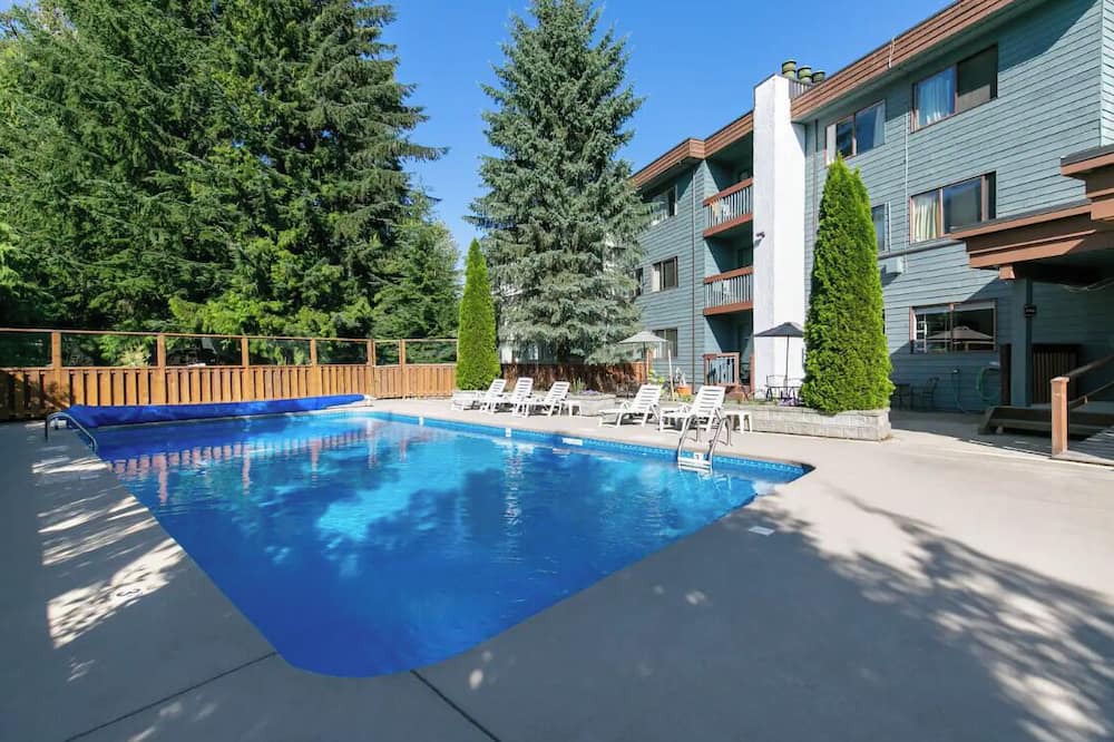 Whistler Creekside Condo | Cozy Creekside Private Nook! Free Parking - Pets Welcome Walk to Gondola 5 min