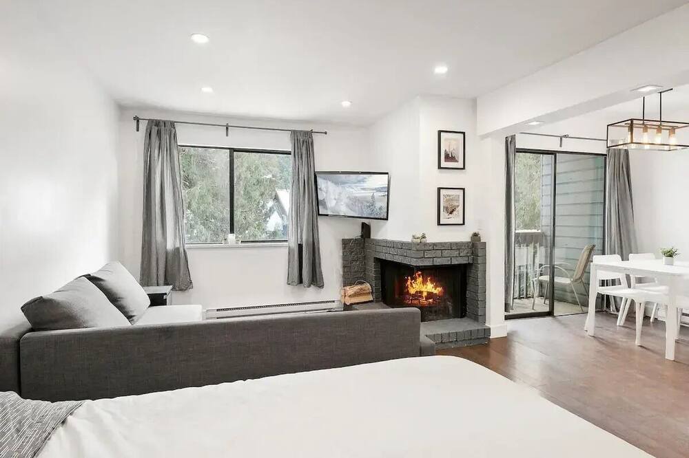 Whistler Creekside Condo | Whistler Peak FREE parking, Pet Friendly, Backyard Lake - 5 Min Walk to Gondola