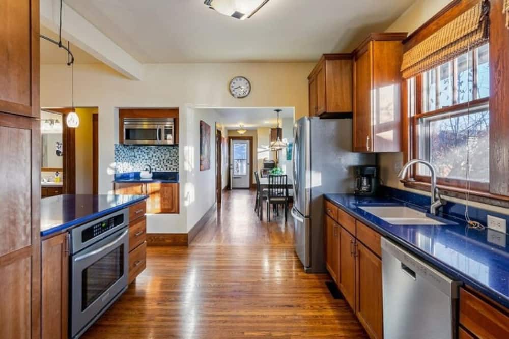 Loveland House | Historic, Clean, Private, Central, Spacious, HOME, Hot Tub, Fire Pit, Basketball