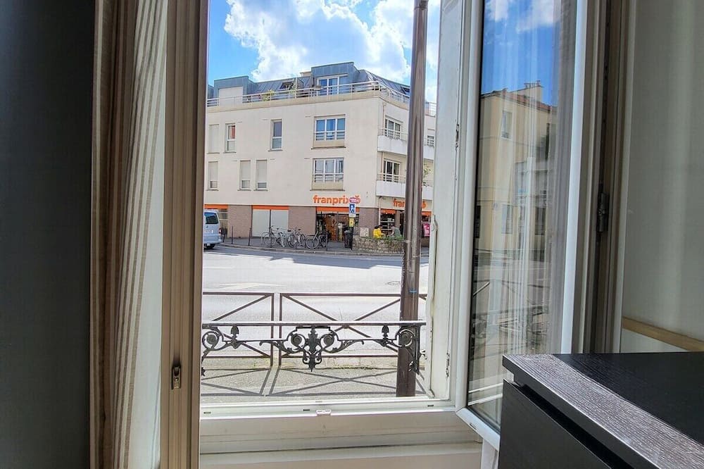 Louis Bertrand-Mirabeau-Semard Apartment | La Casanova large studio near Paris