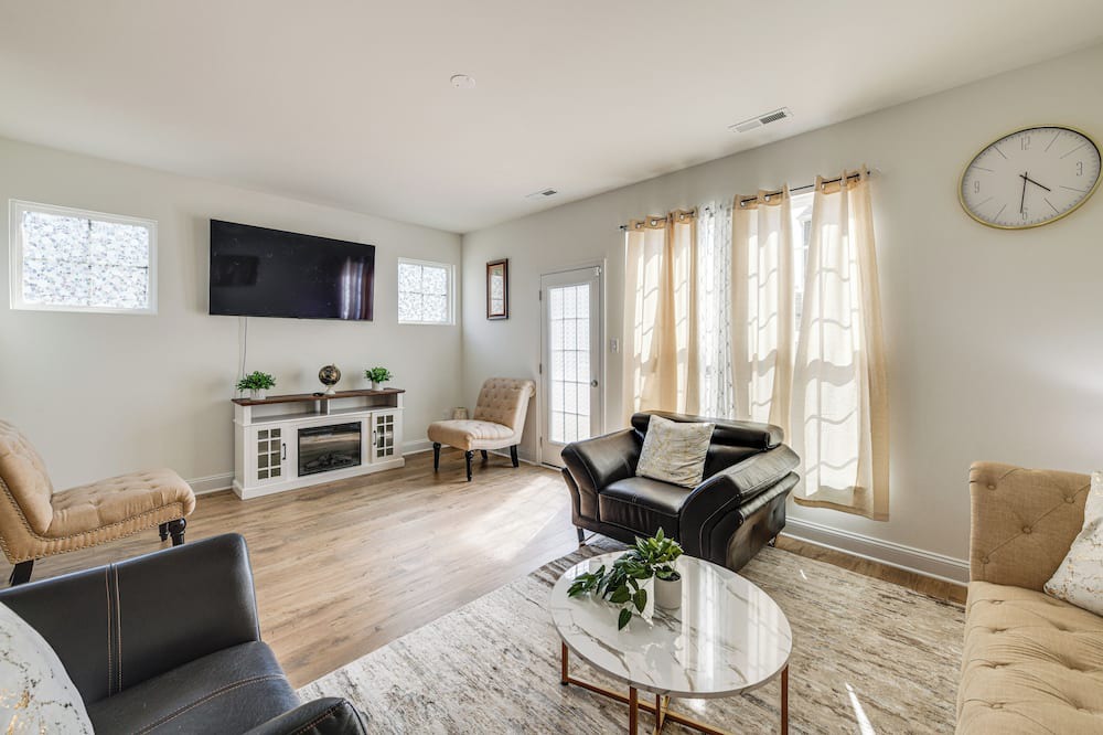 Midlothian House | Modern Midlothian Gem: Deck, Near Hiking & Golfing