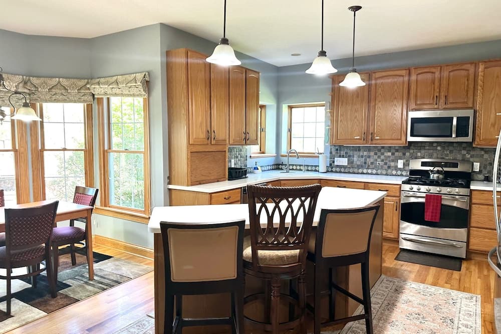 Hudson House | Spacious 6-bedroom house in charming Hudson