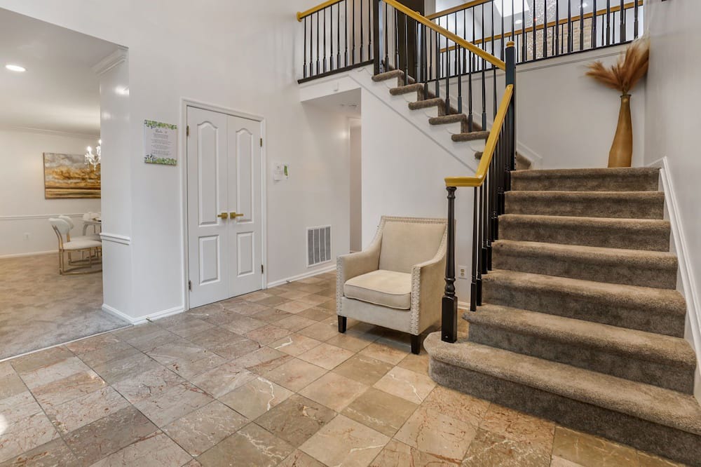 Fort Washington House | The Château Lux 4 bedrooms 2.5 baths, sleeps 8, 5min from MGM & National Harbor.