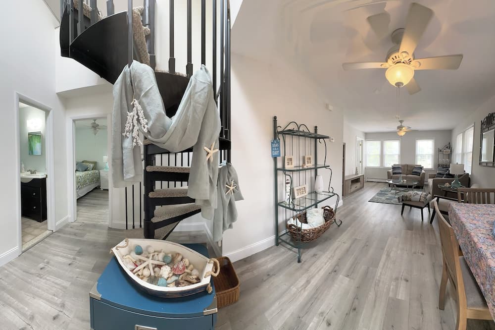 Lake Como House | Location! Location! 3 Bedroom on border of Spring Lake - Lake Como!