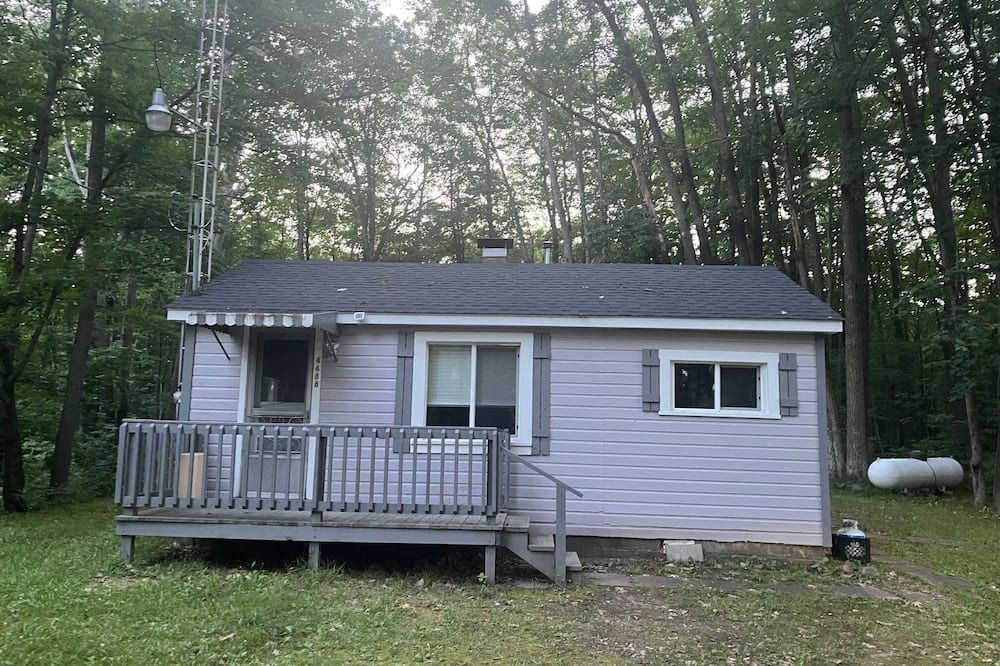 West Branch Cabin | Cozy 2-bedroom cabin in serene West Branch with AC, WiFi