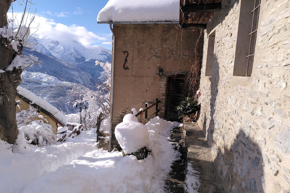 Mizoen Ski Chalet | Chalet 'Typique De Montagne' with Lake View, Private Terrace and Wi-Fi