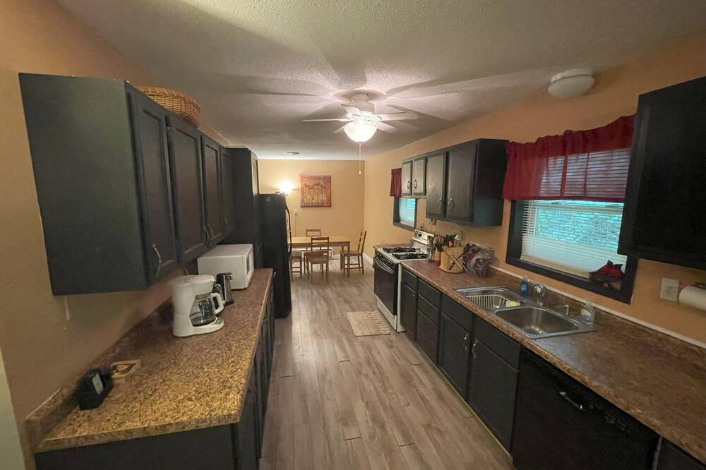 Springfield Apartment | Scenic lower level 1-bedroom apartment in wonderful Springfield with WiFi, AC