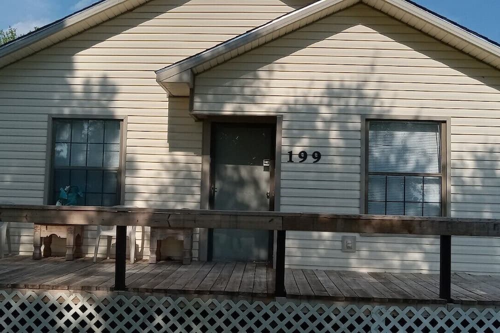 Point House | Catfish Capitol Charming 2-bdrm 1 bathroom house in peaceful East Tawakoni