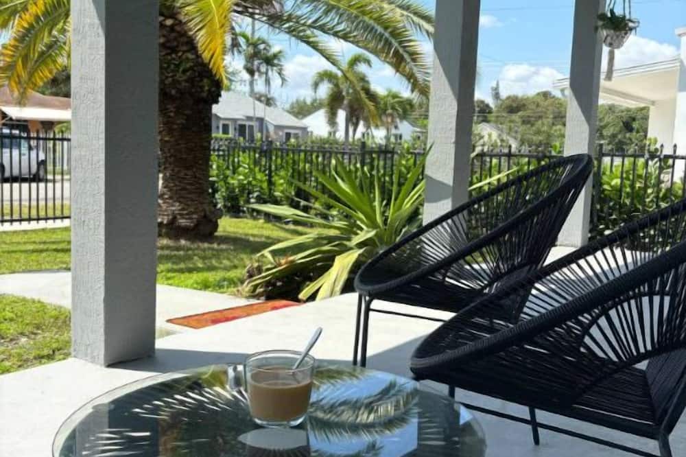 West Little River House | Stylish Miami Oasis: 3Bed, 2Bath with BBQ, Just 15min from the Beach.