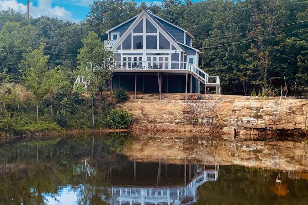 South Pittsburg House | Lakefront home with large deck, W/D & central AC