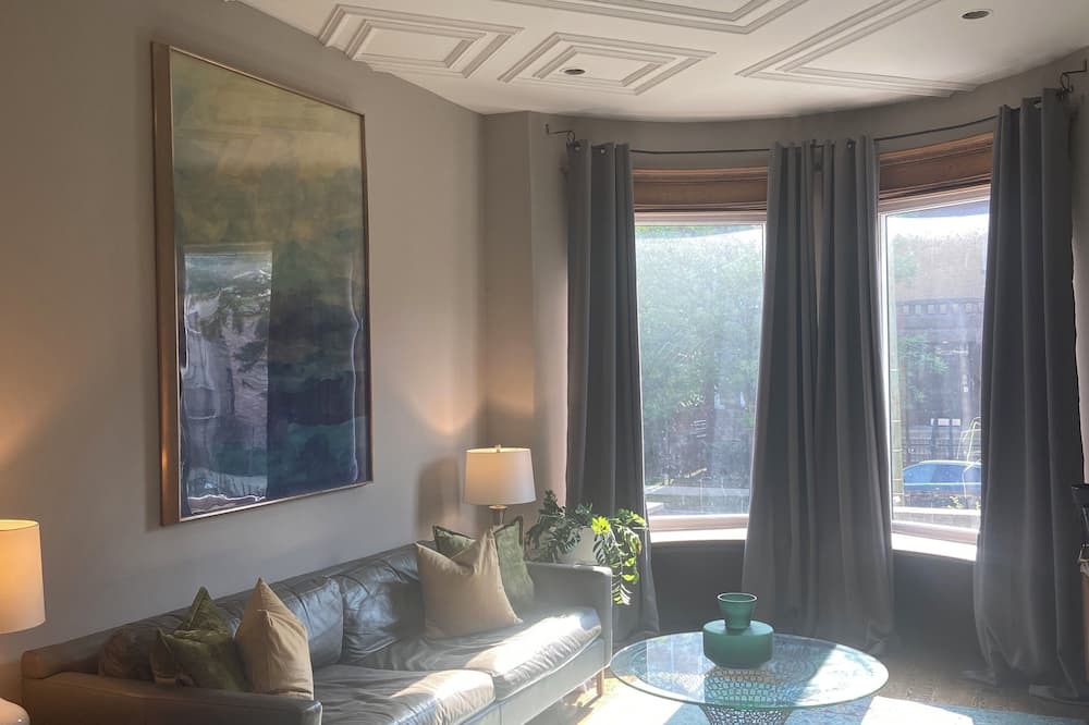 Grand Boulevard House | Charming 4-bedroom row home with AC, pool table, fitness room, WiFi in Chicago