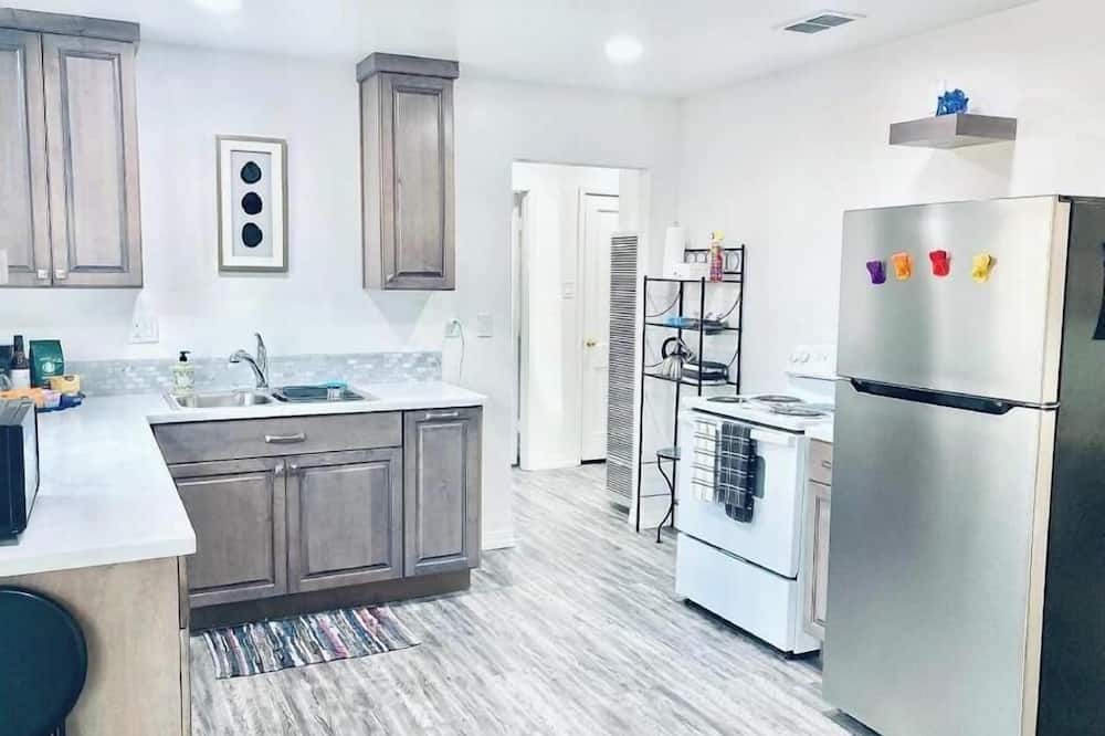 Farmington House | Relax & Unwind - Newly Remodeled Home - Private Backyard and Covered Patio.