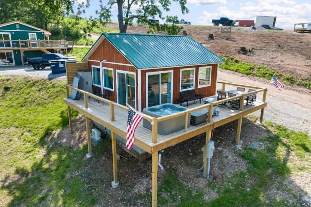 Omaha House | Romantic Lake Haven: Couples' Cabin with Spectacul