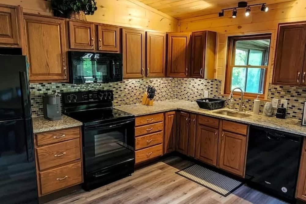 White Haven Cabin | LAKEFRONT w/HOT TUB, FIRE PIT, 5 MIN TO SKI /Sleeps 22/Pet Friendly
