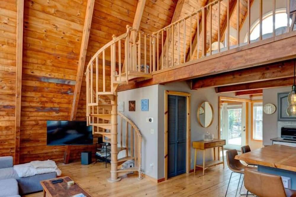 Shohola Cabin | CHARMING A-FRAME CABIN BY THE LAKE w/FULL AMENITIES, PET/FAMILY FRIENDLY!