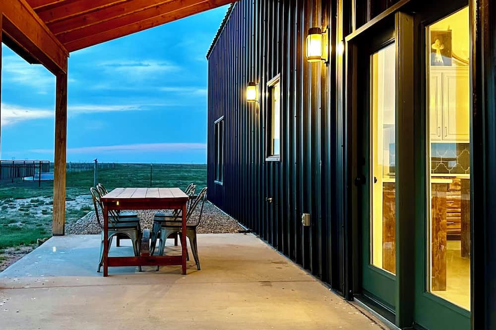 Dawn House | Modern Ranch Retreat, 4bedroom/2.5 baths, horse barn, turnouts & arena
