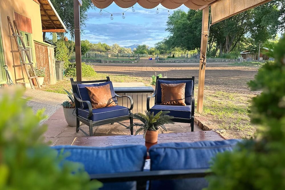 Medanales House | A perfectly peaceful stay on a working horse ranch in Abiquiu Valley