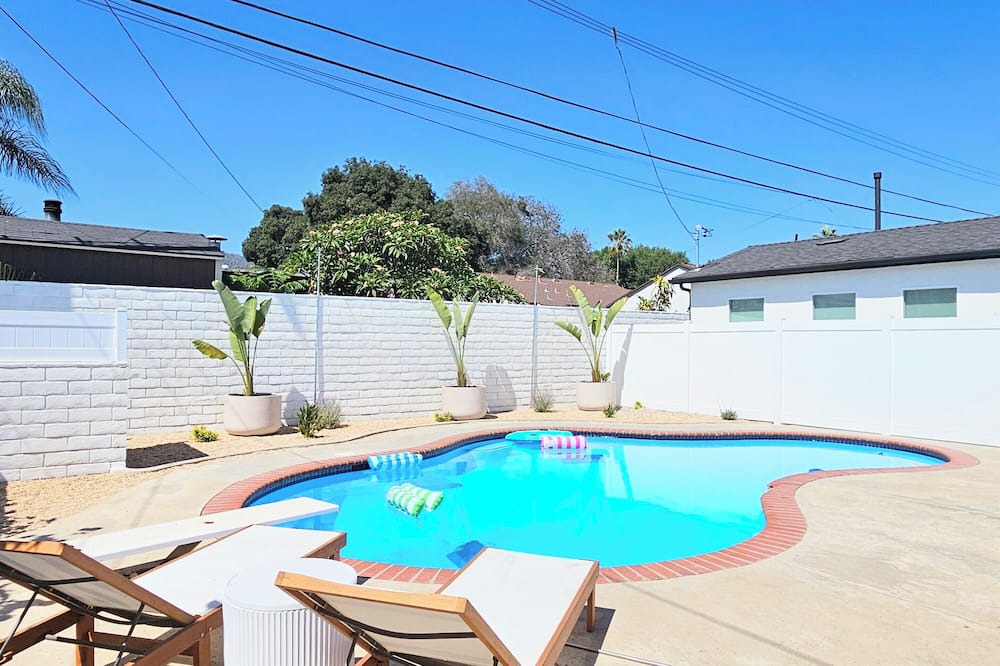 Glendora House | Luxurious Pool House in Glendora