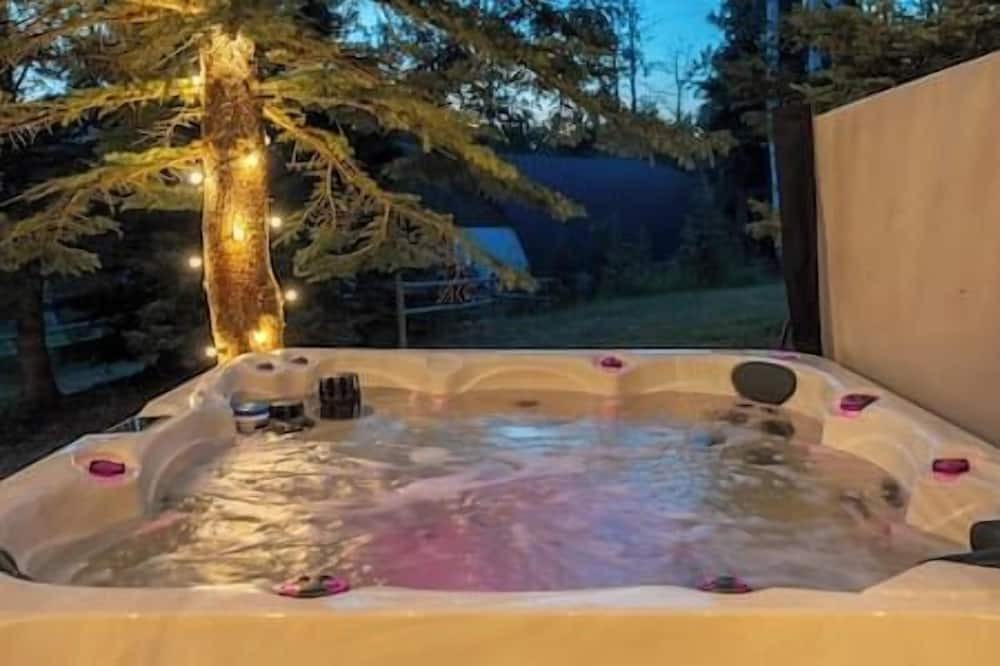 Millarville House | 15 Guests|Spacious Cabin w/Hot Tub & Scenic Views