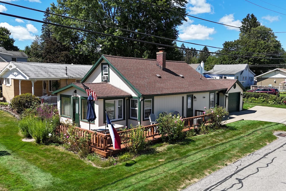 Edinboro House | Lolly's Lookout a Spacious 5-bedroom house in Edinboro, PA
