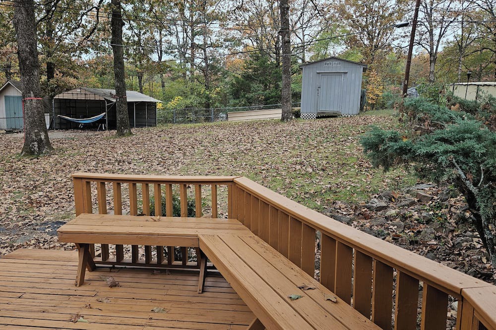 Sherwood House | Spacious 5-bedroom house with WiFi, AC, deck and gym in delightful Sherwood!