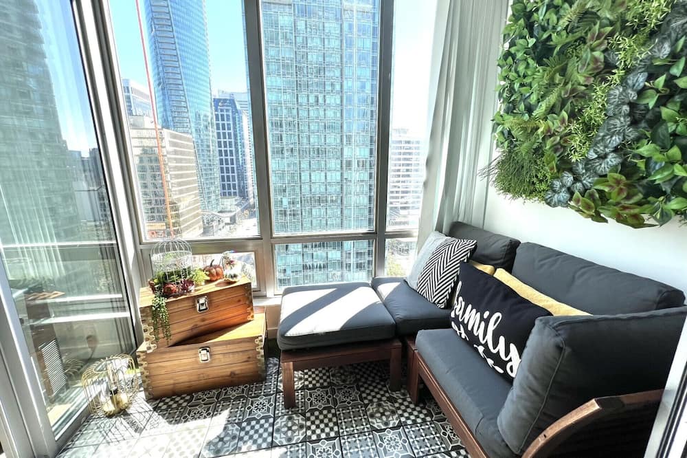 Coal Harbour Condo | Over 30 Days -Pet Friendly 2B&2B Urban Style Condo near Harbor w/Free Parking