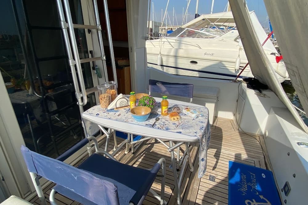 Fiumicino Boat Rental | For an alternative, romantic or simply relaxing stay aboard Scoglietto